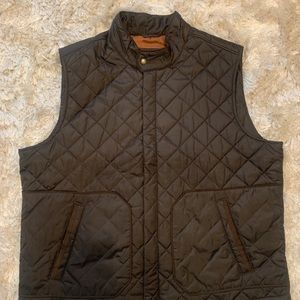Tommy Bahama men’s puffy vest, XXL, brown. Brass snap details with pockets.